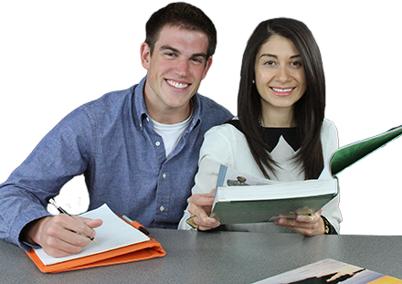 Dos estudiantes sentados en una mesa.